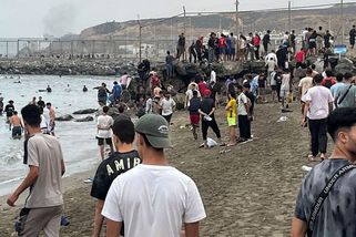 Stovky migrantů se už vrací z Ceuty do Maroka. Lidé jsou nepřátelští, stěžují si - Novinky